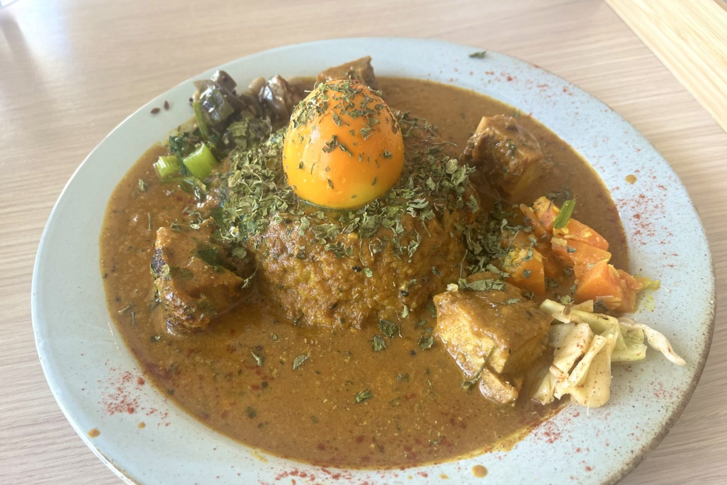 美味しいカレーと細かな遊び心