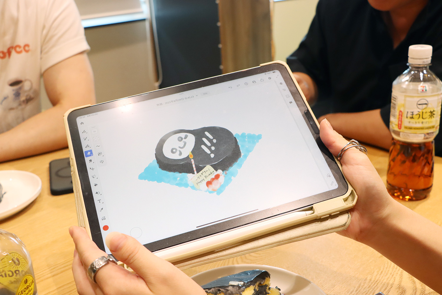 ダルマの形のケーキ