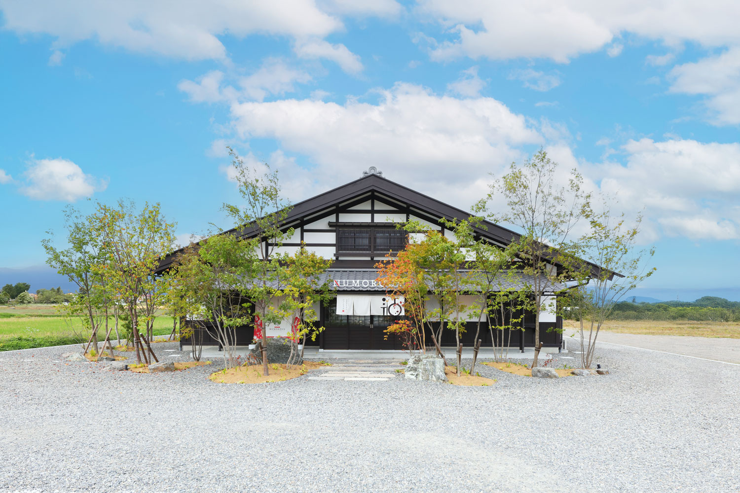 のれん設置＆新たな装いの外観を撮影！_NUMOROUS（ニューモラス）プロジェクト