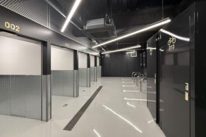 サイン工事も進行中_モノストレージプロジェクト