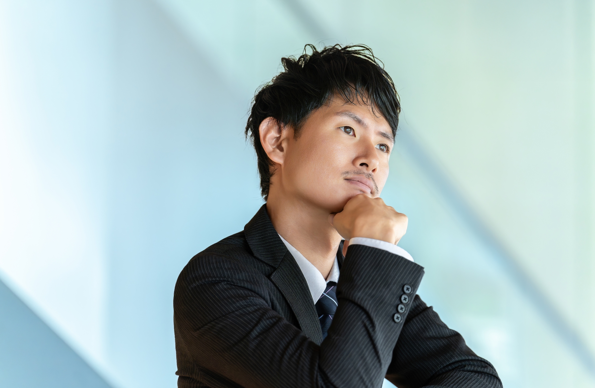 考えるスーツ姿の男性