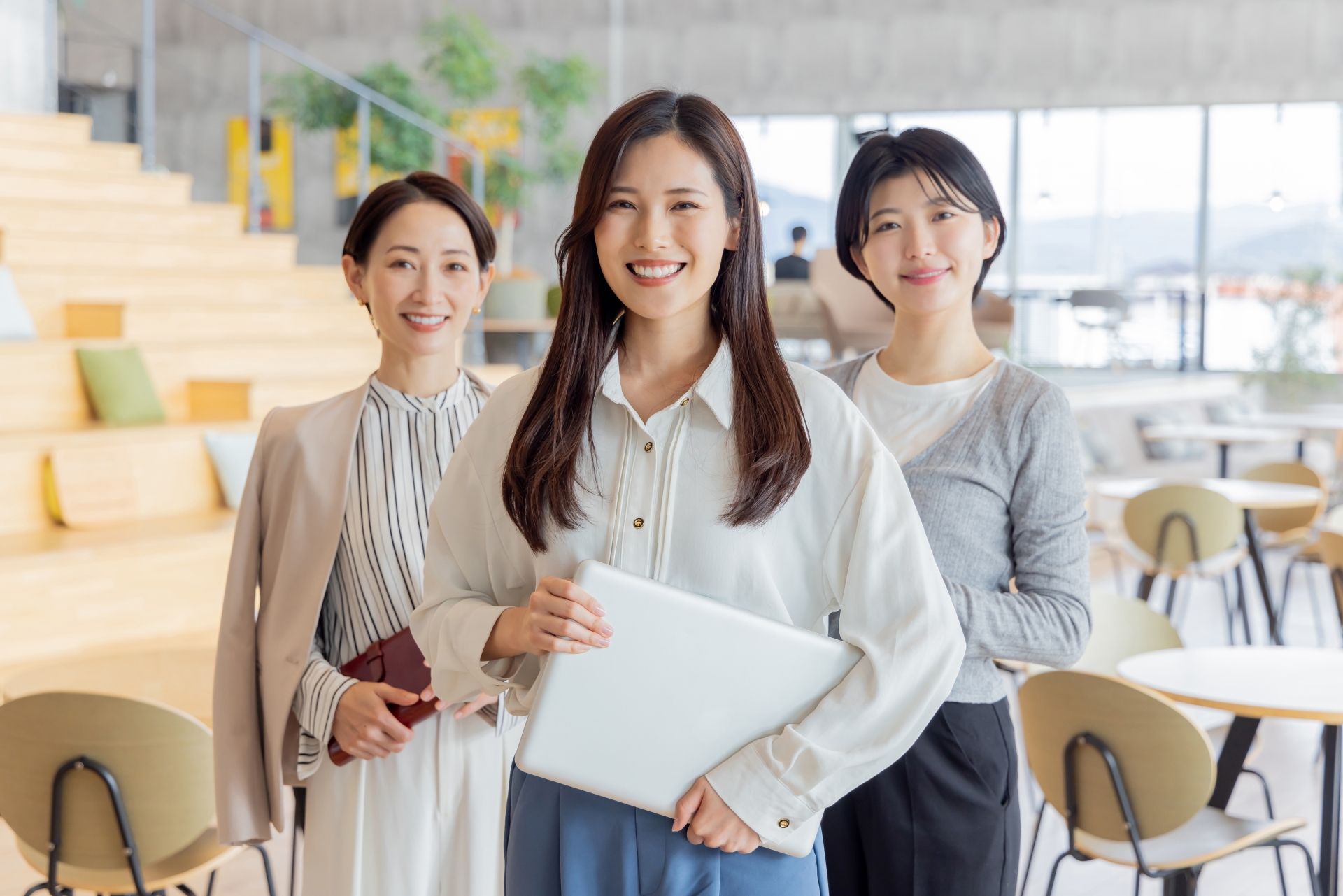 微笑むオフィスカジュアルの女性たち