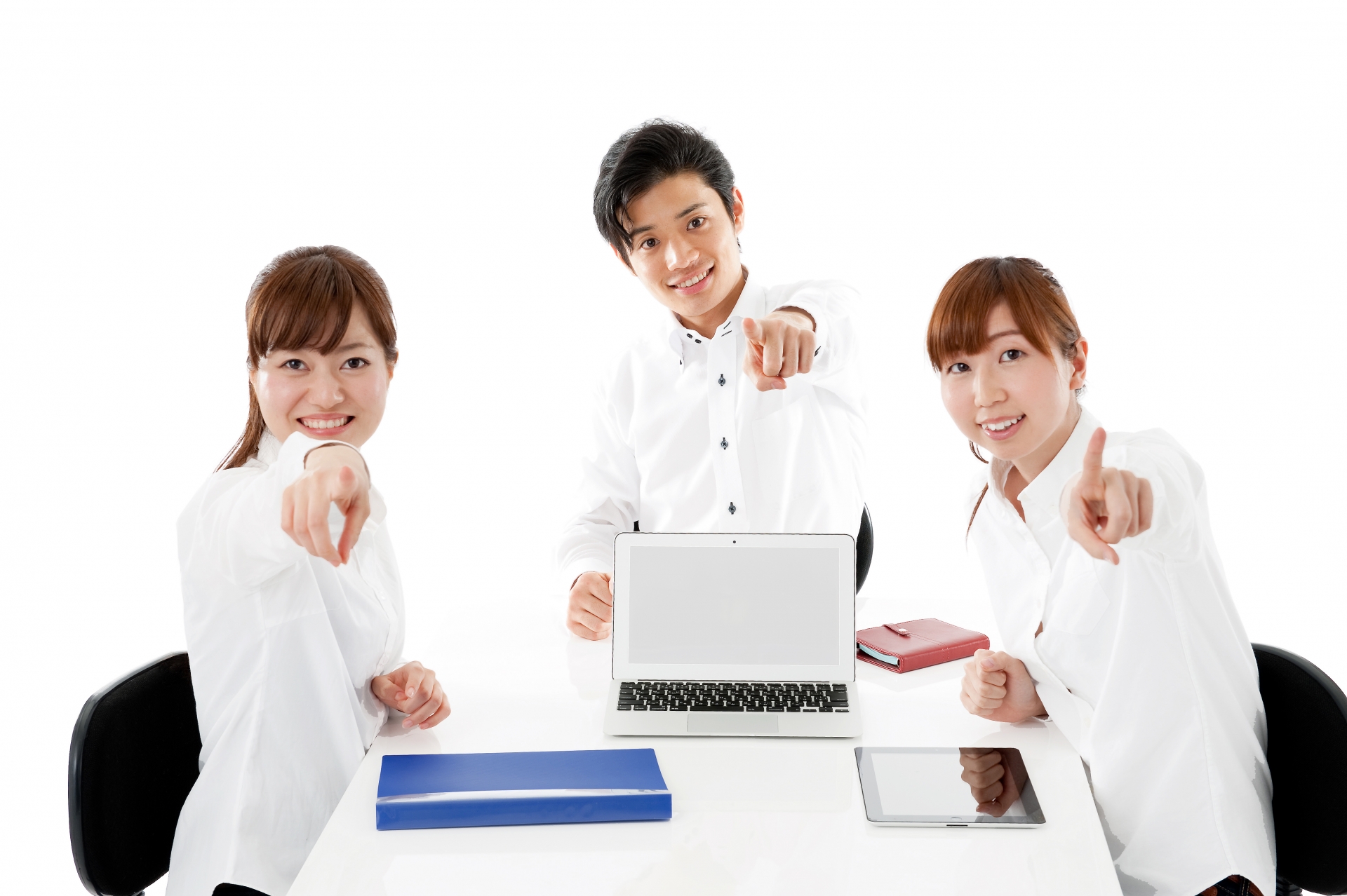 こちらを指差す３人