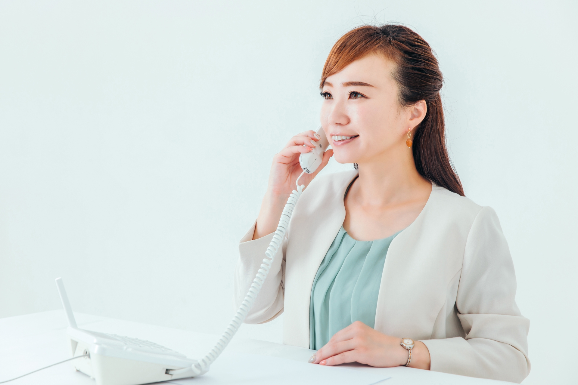 電話している人