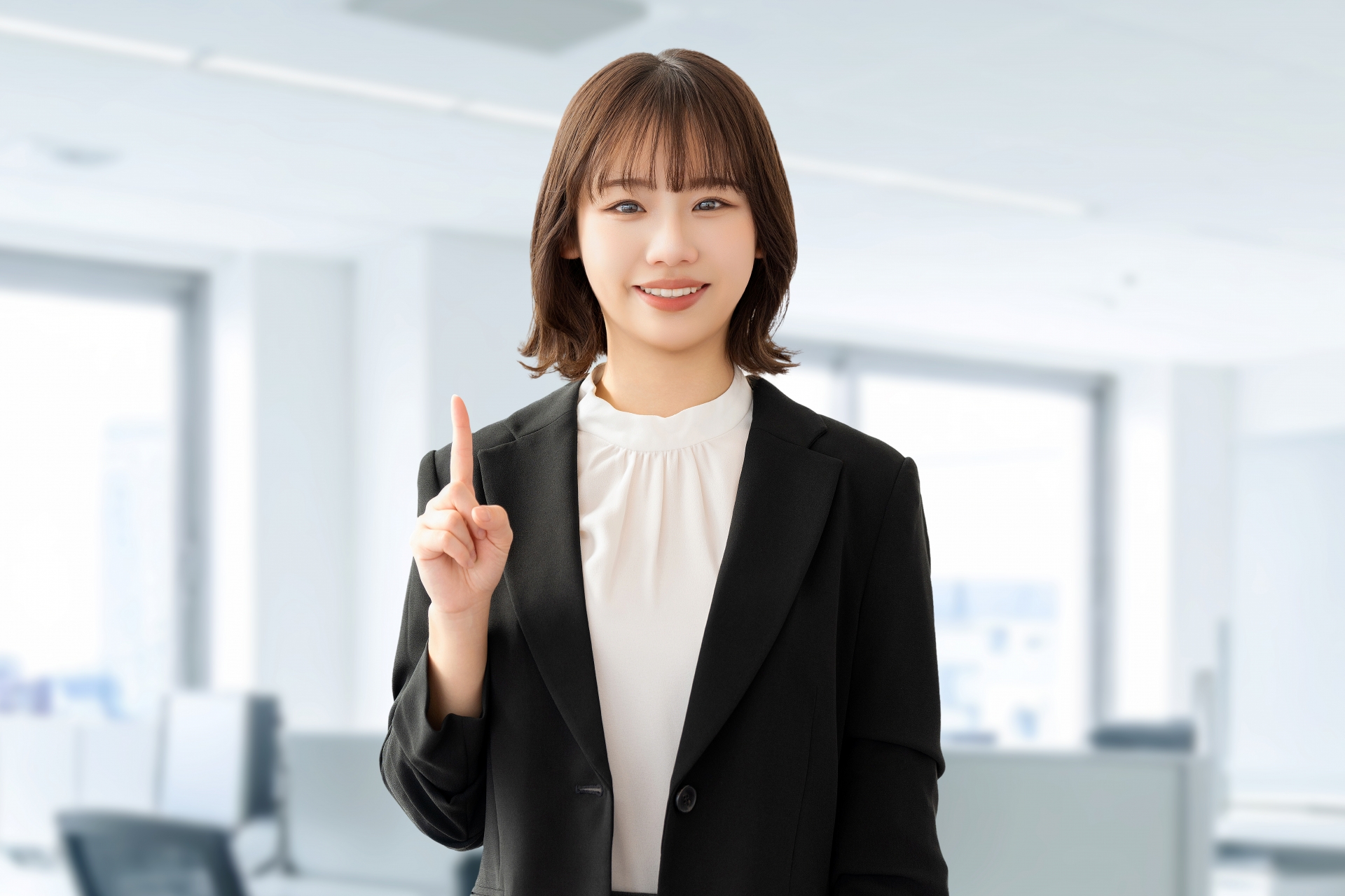 人差し指を立てる女性