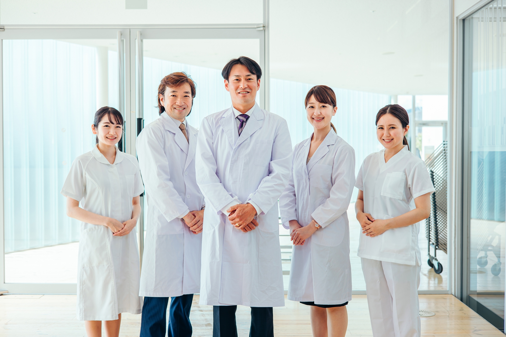 白衣で並ぶ男女