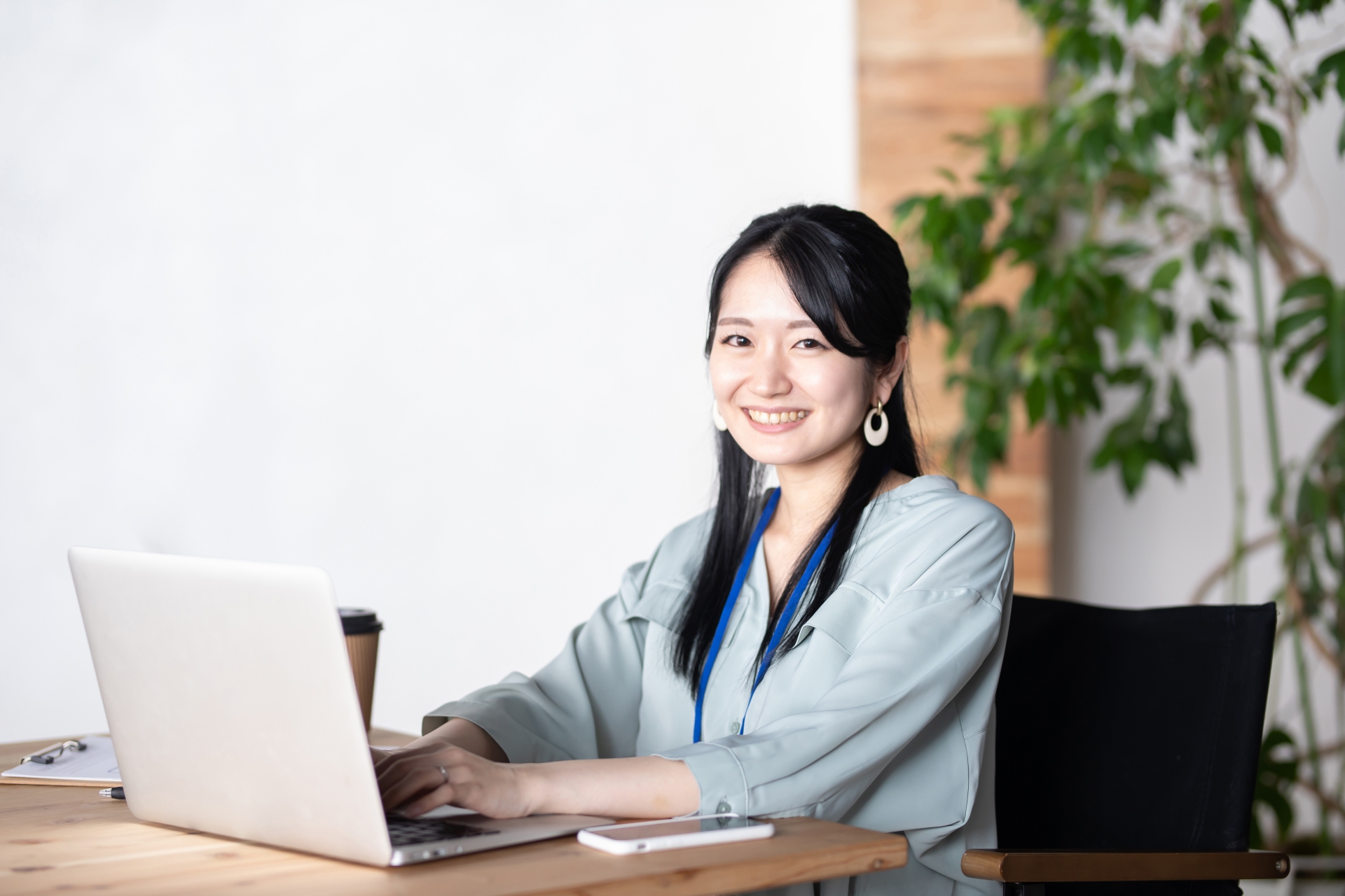 パソコン使用しながらの笑顔