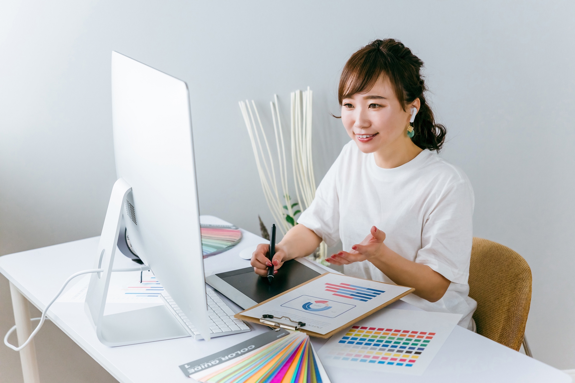 PCでデザイン作業をする女性