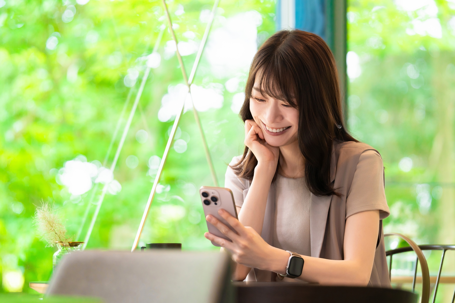 スマホを見る女性