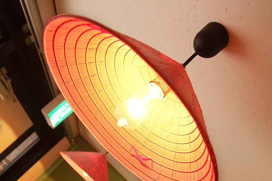 ベトナム料理店/ベトナム傘を使ったランプシェードデザイン
