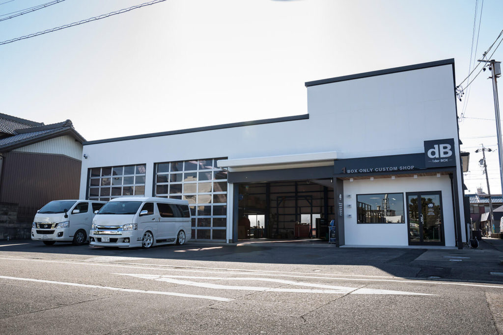 カスタムパーツショップの店舗デザイン