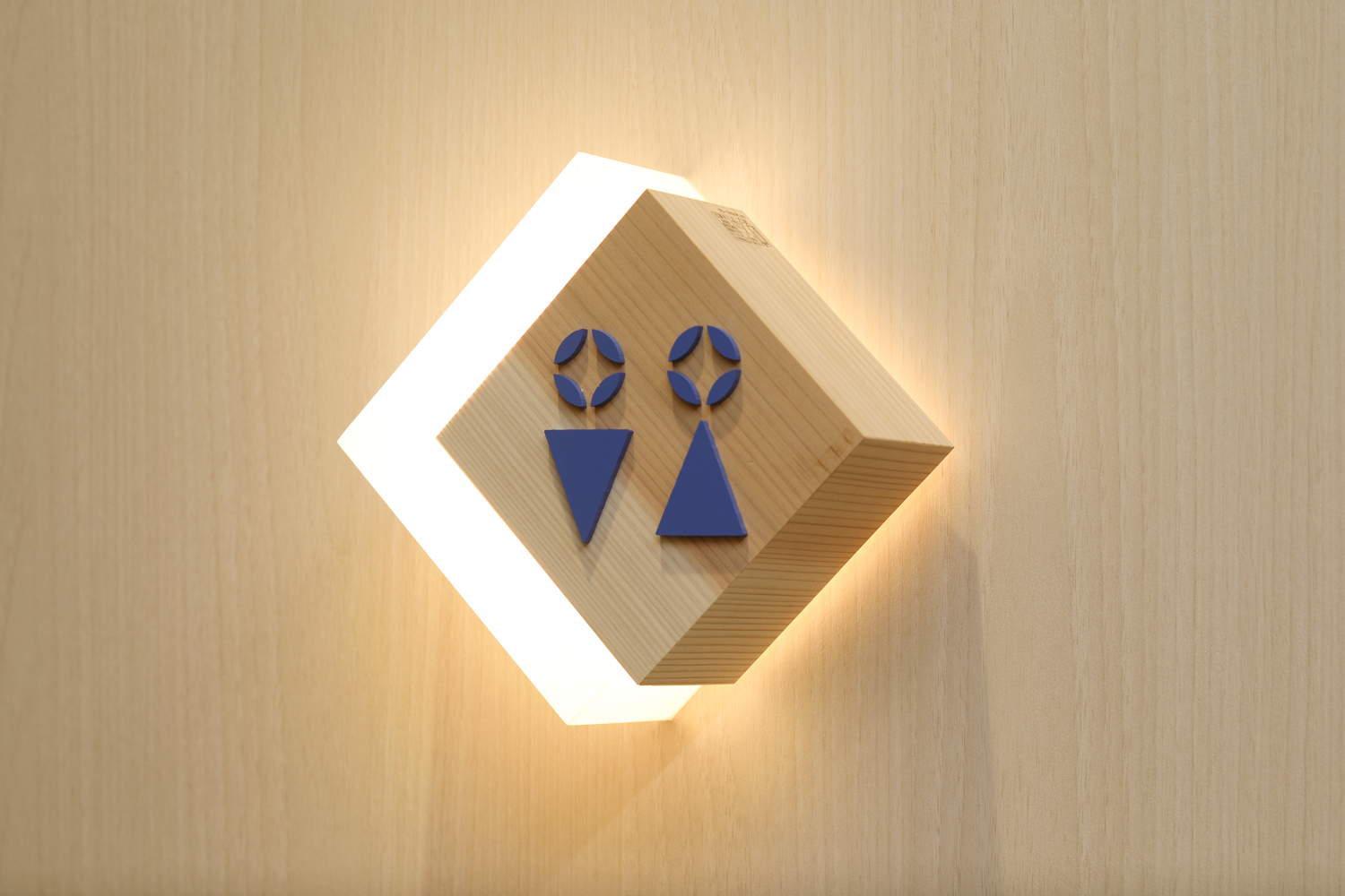 カラー専門店のサインデザイン