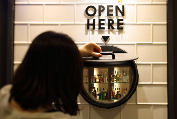 バーののぞき窓デザイン