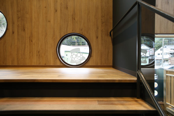 コワーキングスペースの窓サインデザイン